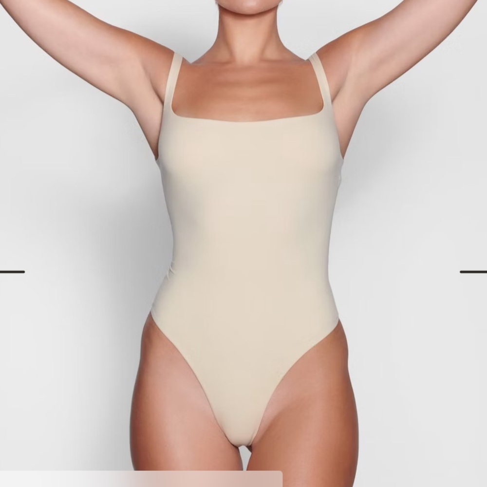 SKIMS FITS EVERYBODY SQUARE NECK BODYSUIT | SAND